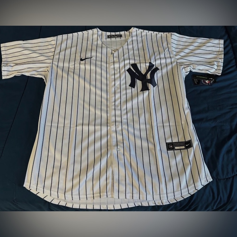 ⚾️⚾️White and Black Striped Baseball Jersey